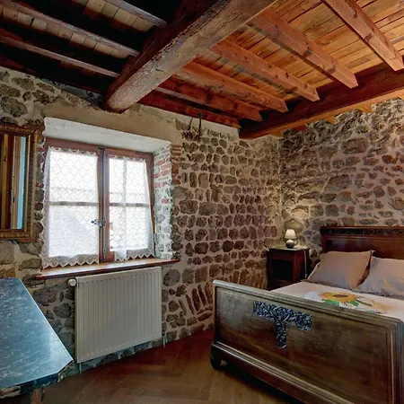 Authentique Et Confortable Pour 6 Dans Le Forez - Fr-1-496-16 Hétvégi ház *
